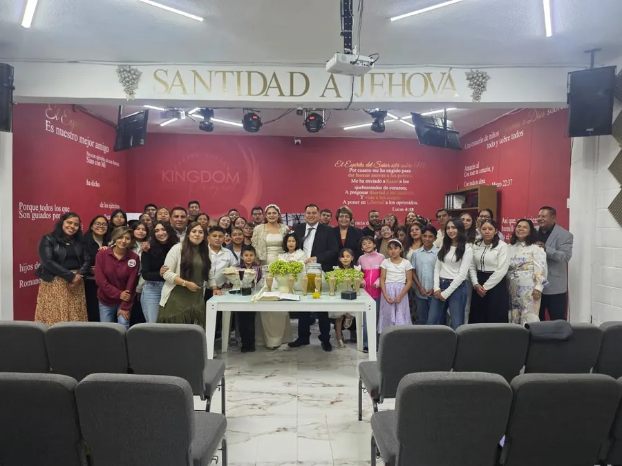 Familia de Kingdom Project reunida frente al altar